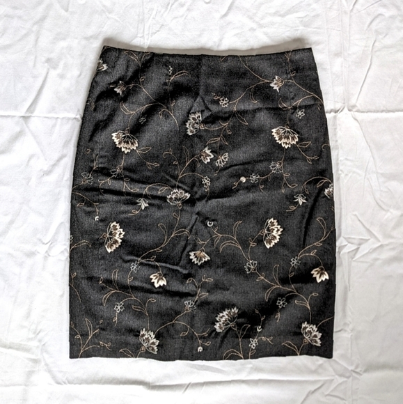 Ann Taylor LOFT charcoal embroidered pencil skirt, size 6 - Picture 8 of 8